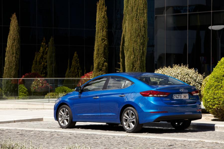  Hyundai Elantra 2016 года  (фото 18 из 30)